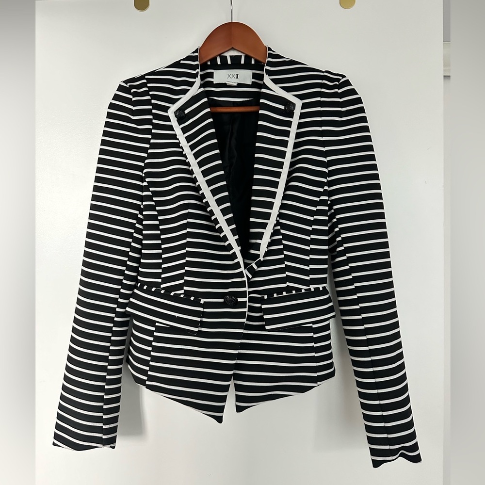 Black & white striped blazer US M